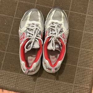 New balance tennis shoes